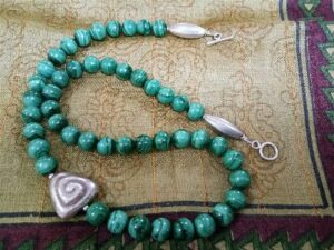 malachite-necklace-with-pure-silver-hammered-pendant