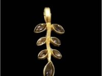 Iolite leaf pendant in Pure 925 Silver
