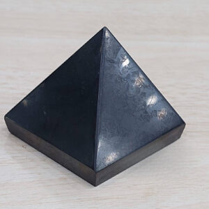 shungite_pyramid_50mm
