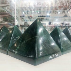 Green aventurine crystal pyramid - prosperity - 1pc